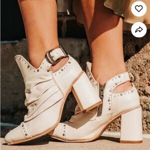 Freebird Jericho Beige Heeled Boots with Stud Accents, size 9